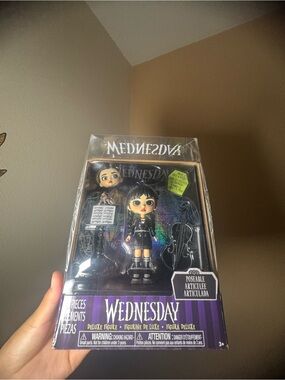 Wednesday Deluxe Poseable Figure – Black & Purple